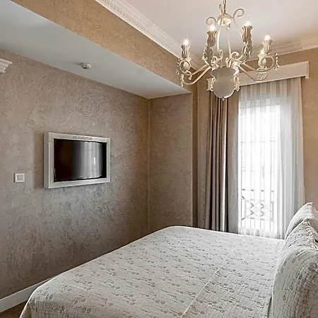 Ena Boutique & Residences ホテル 4*