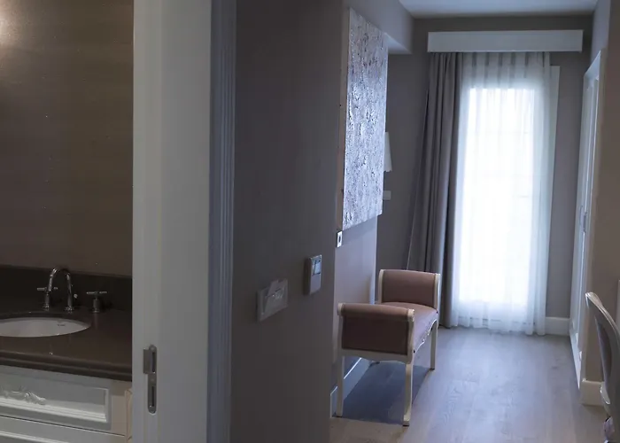 Ena Boutique & Residences 호텔